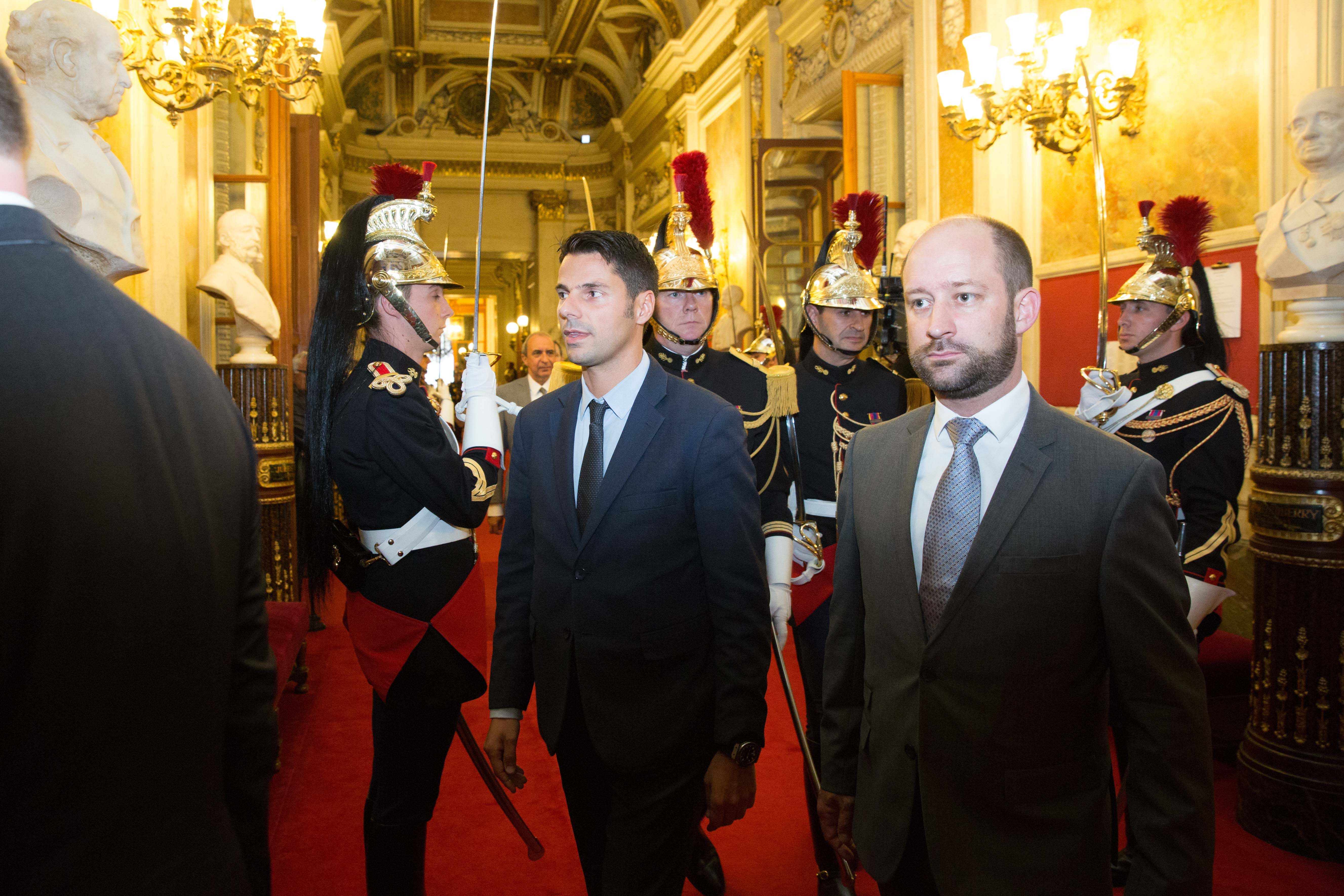 Loïc Hervé (à droite), membre du bureau d'âge, figurant parmi les six plus jeunes sénateurs.