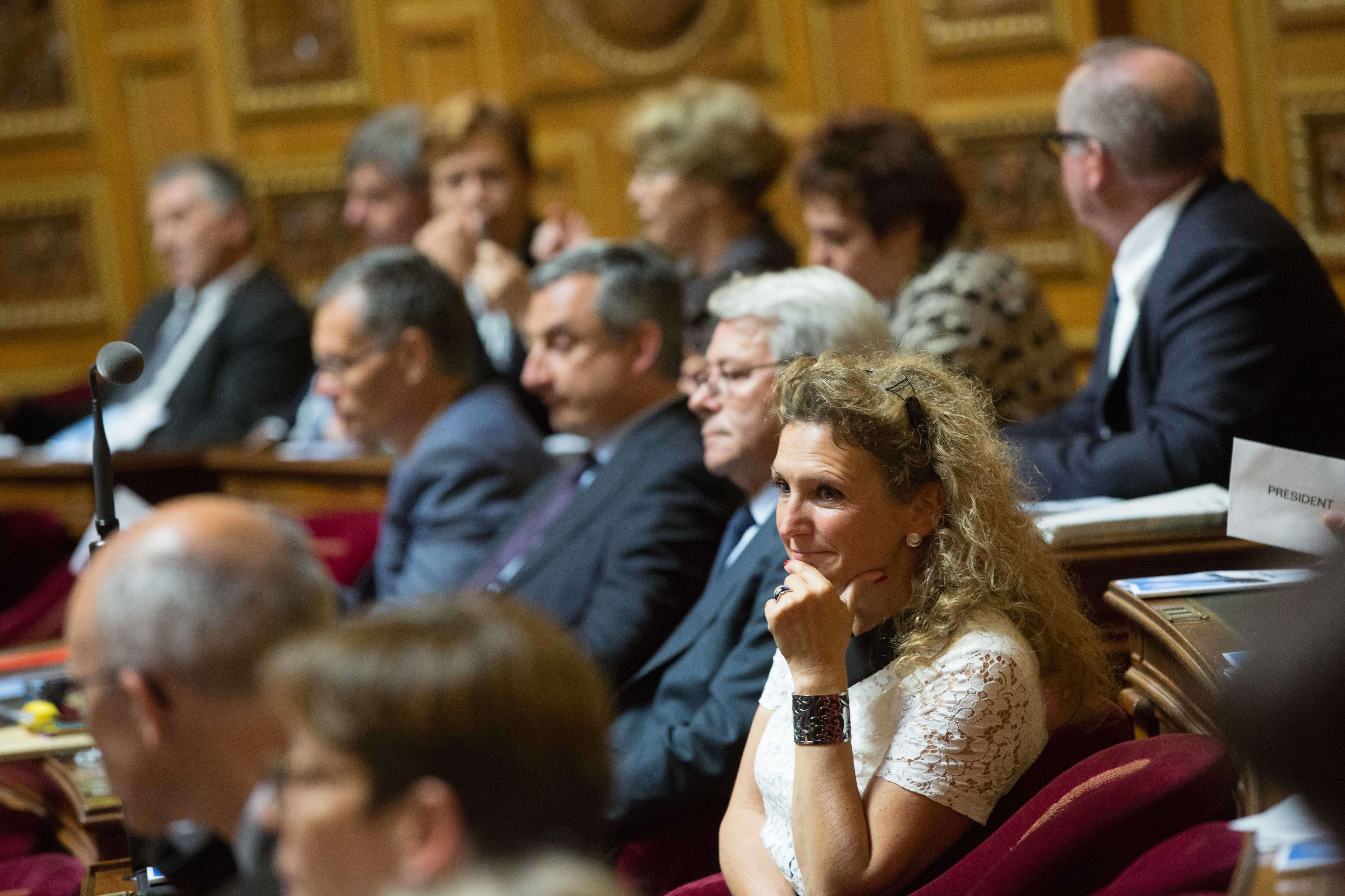 Au premier plan, Sylvie Vermeillet, sénatrice du Jura.